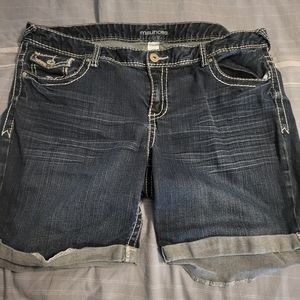 Maurice blue jean shorts size 20